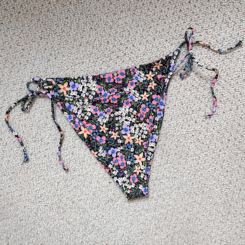 Statue Vera Bottoms in Idyllwind print - Print has been discontinued!